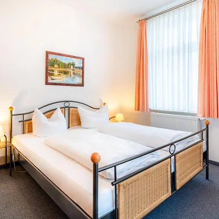 Dom wakacyjny Stilvoll Einger. Mit Balkon, Parkplatz, In Strandnaehe